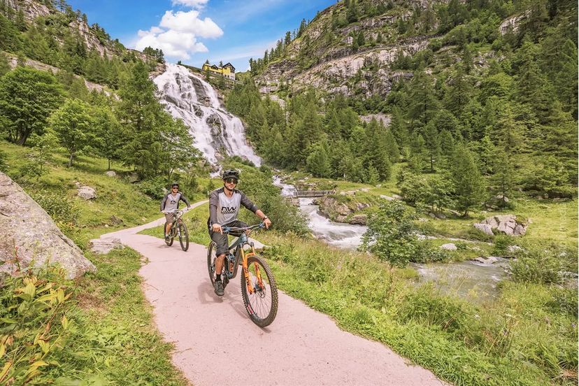 Ciclisti in MTB in Val Formazza - Percorso del Toce