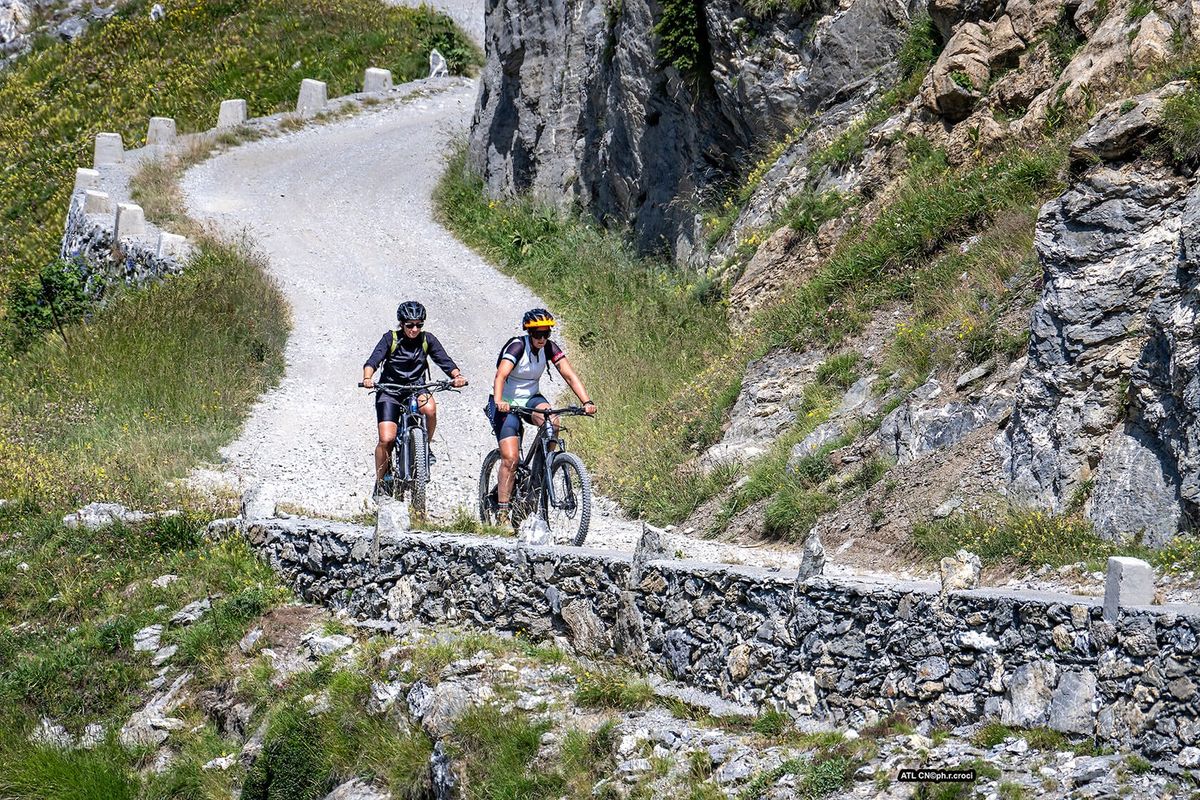 Ciclisti in MTB percorrono l'alta via del sale da limone piemonte a ventimiglia