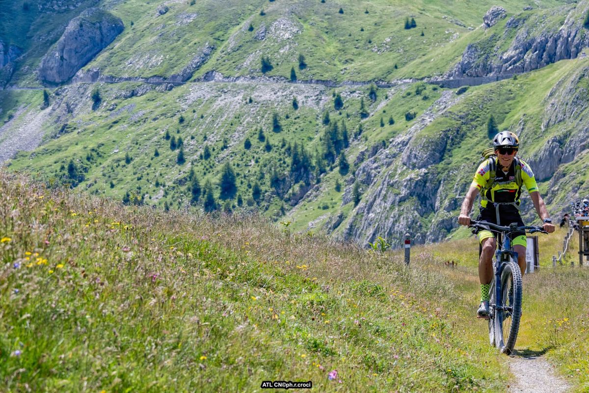 Ciclisti in MTB percorrono l'alta via del sale da limone piemonte a ventimiglia
