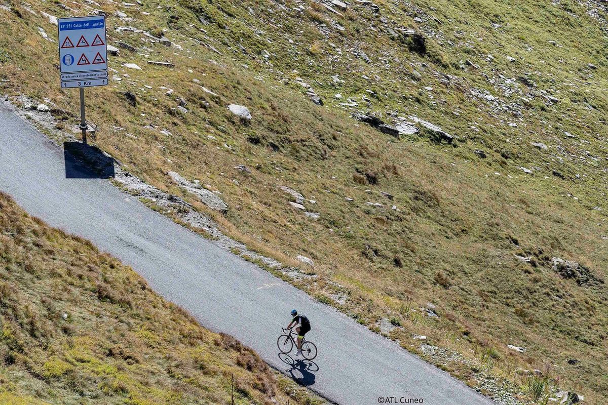Ciclista affronta il Colle dell'Agnello nelle terre del monviso in provincia di cuneo in piemonte