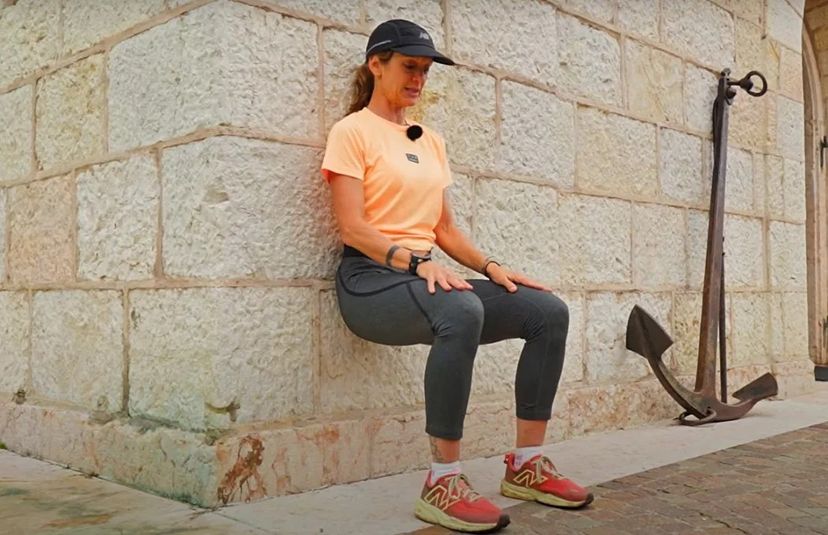 come eseguire il wall sit o sedia al muro, esercizio di forza per quadricipiti e glutei