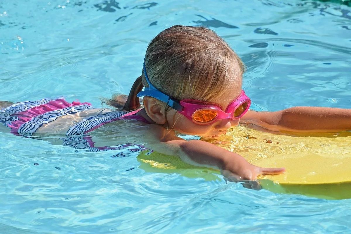 La tavoletta, accessorio utile (e odiato) nell’allenamento di nuoto